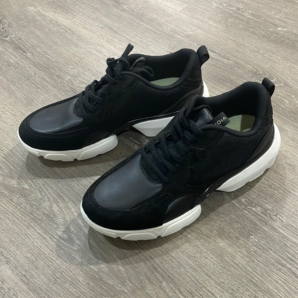NEW Vionic Black a white Sneaker Sz 9